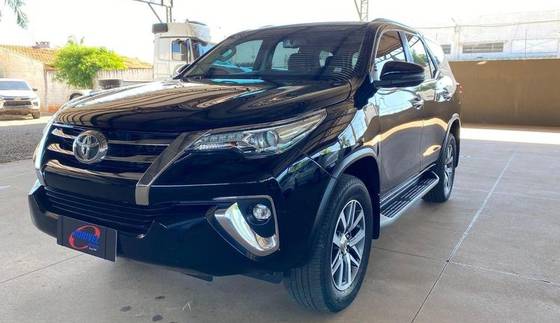 TOYOTA HILUX SW4 2.8 SRX 4X4 7 LUGARES 16V TURBO INTERCOOLER DIESEL 4P AUTOMÁTICO